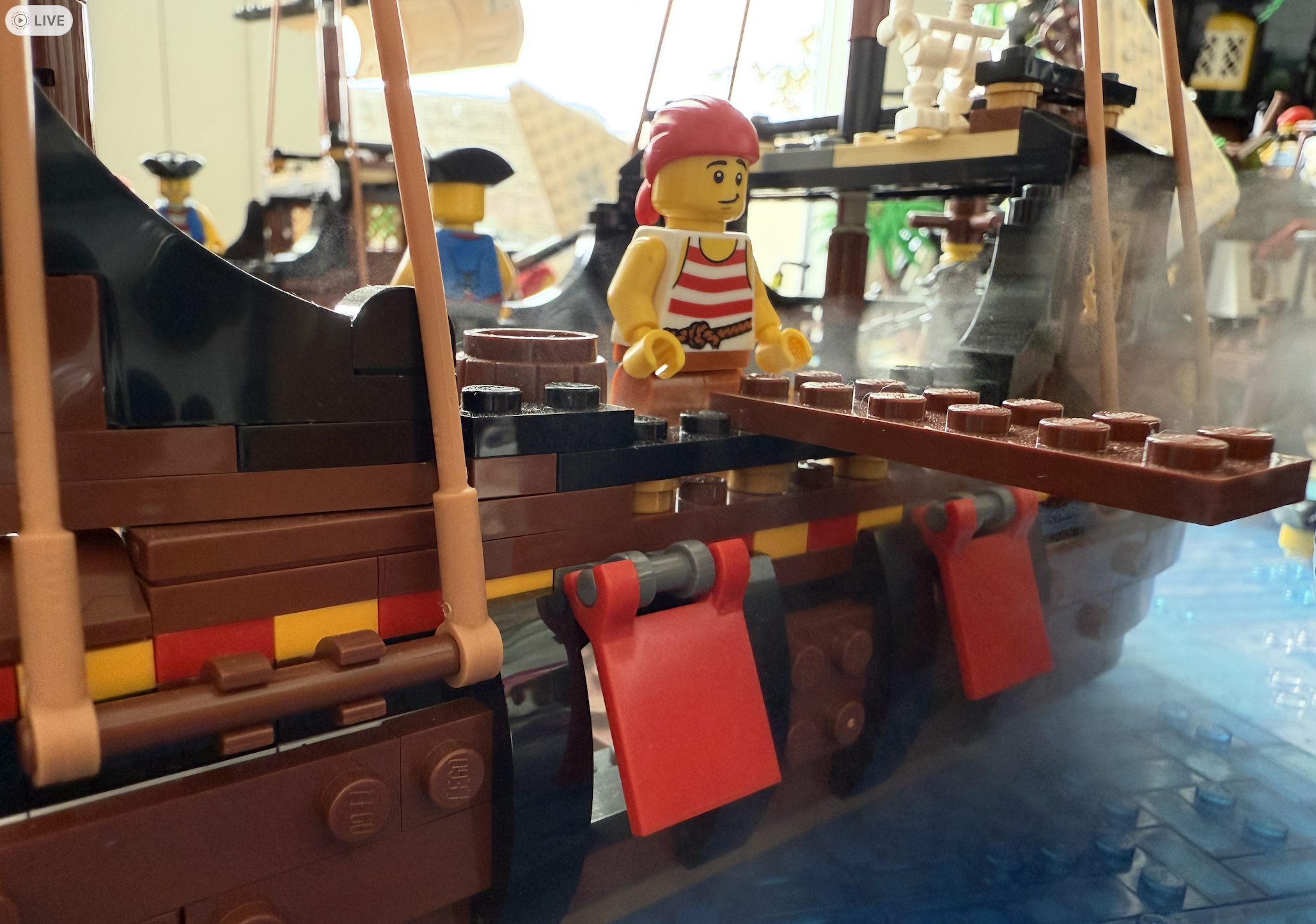 LEGO-Pirat auf einem selbst gebauten Schiff in der Piratenbucht, dem Ursprung von StoryAlive